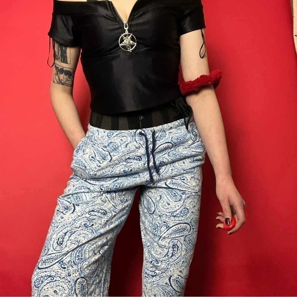 Blue and white paisley capris 🤍💙
